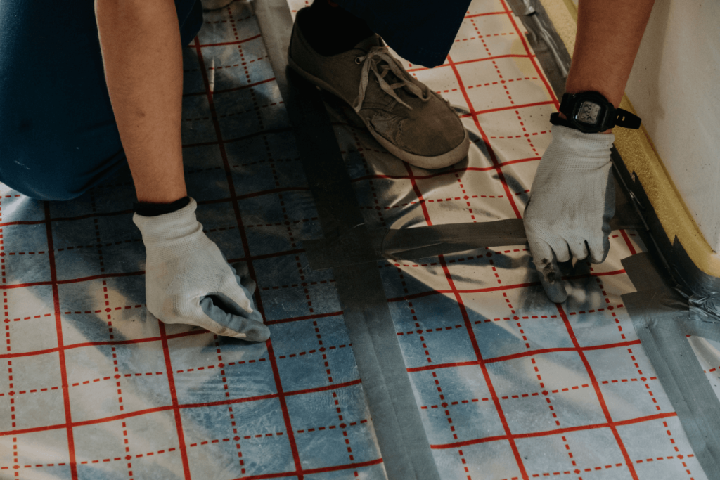Piso radiante elétrico ou hidráulico? Entenda as diferenças entre eles