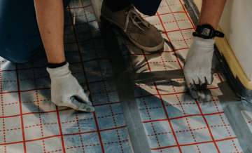 Piso radiante elétrico ou hidráulico? Entenda as diferenças entre eles